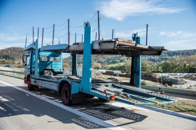 Weilheim: Auffahrunfall auf der A8 zwischen Gefahrgutlaster und Autotransport sorgt fuer Verkehrschaos
